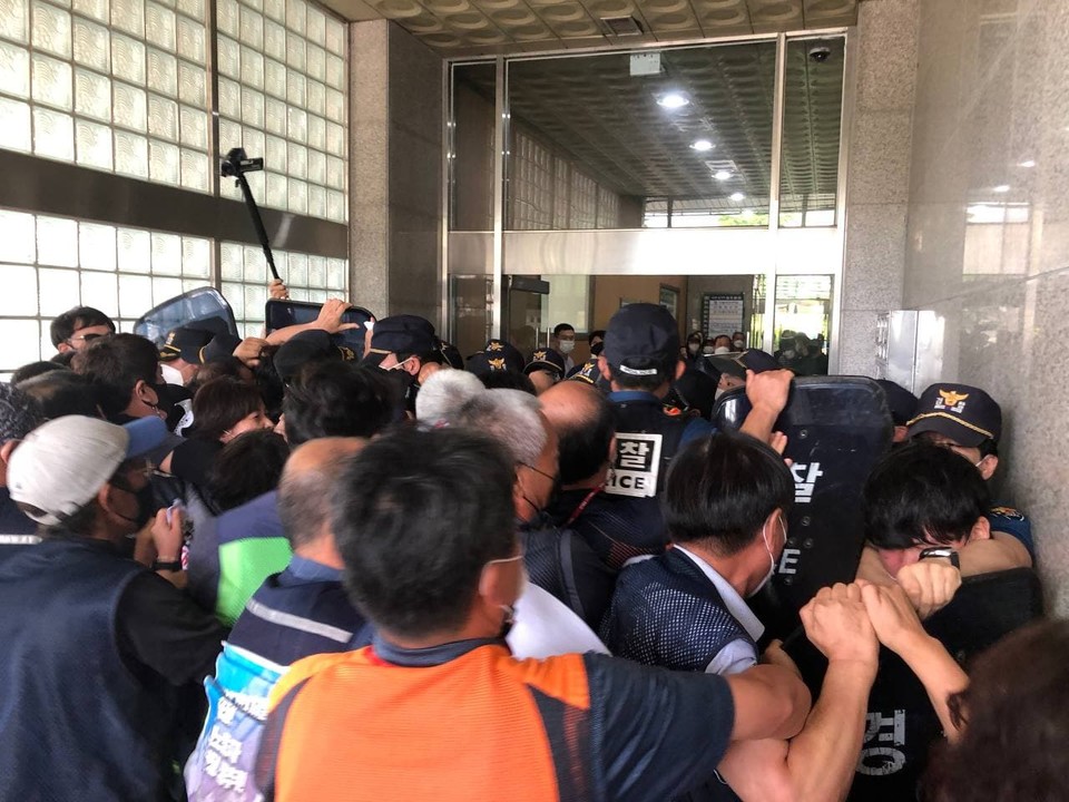 더불어민주당 대전시당으로 항의방문하려는 기자회견 참석자들을 막고 있는 경찰