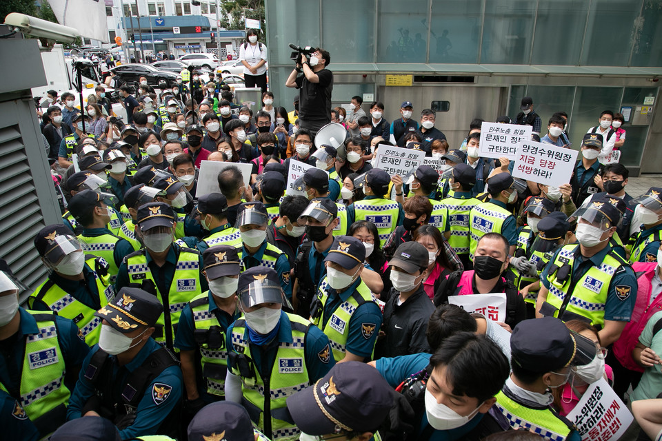 호송차가 출발할 때 경찰과 일부 조합원 사이에 마찰이 빚어지기도 했다. ⓒ 송승현 기자