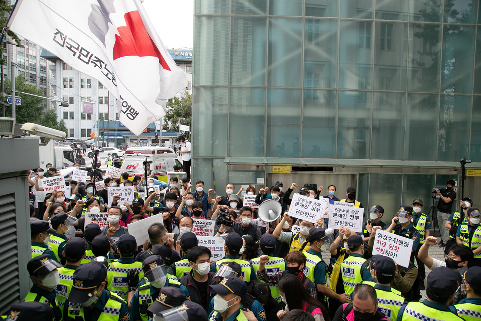 호송차가 출발할 때 경찰과 일부 조합원 사이에 마찰이 빚어지기도 했다. ⓒ 송승현 기자