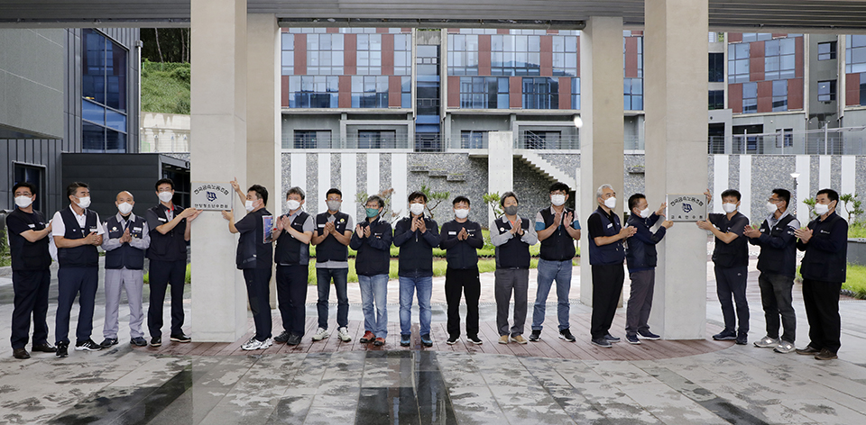 금속노조 중앙집행위원들이 9월 7일 ‘전국금속노동조합 단양청소년수련원 개원식’에서 현판식을 하고 있다. 변백선