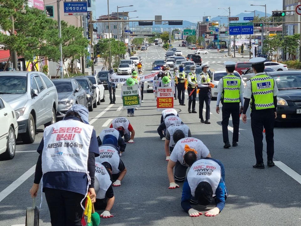 더불어민주당은 수십 년 째 전라북도에서 표를 쓸어담고 있으나 정작 더불어민주당 대선 후보들은 전라북도 노동 현안에 대한 어떠한 방안도 내놓고 있지 않다. 이에 더불어민주당 대선 후보들의 답변을 요구하는 민주노총전북본부 및 전라북도 내 시민사회 단체 대표의 삼보일배 투쟁 