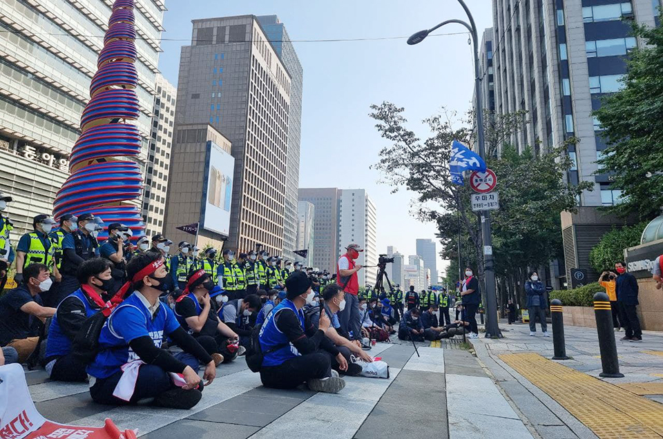 10월 1일 청계천 광장에서 연 노동당 정당연설회에 참가한 노동자 시민들이 대우조선 문재인 정부 졸속 매각 철회를 촉구하고 있다. 노조 조직실 제공
