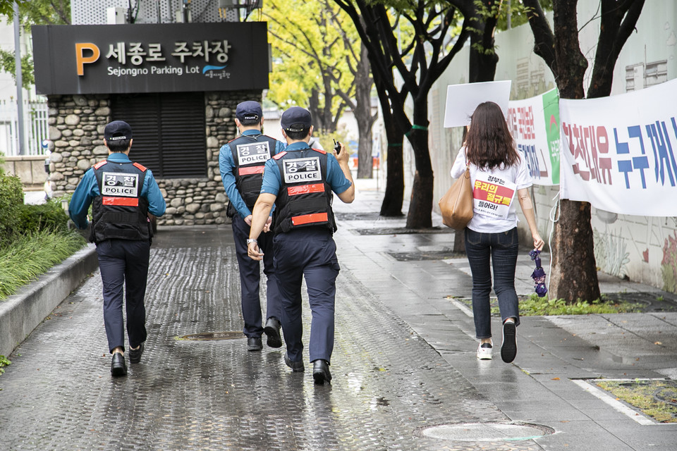 청운동주민센터로 행진하는 콜센터노동자 옆으로 경찰들이 따라가고 있다. ⓒ 송승현 기자