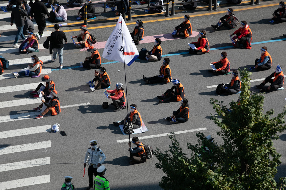 1020 민주노총 총파업 서울대회에 참석한 조합원들이 거리두기 간격을 지키며 집회를 치렀다. ⓒ 송승현 기자