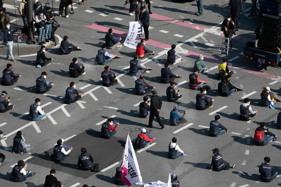 1020 민주노총 총파업 서울대회에 참석한 조합원들이 거리두기 간격을 지키며 집회를 치렀다. ⓒ 송승현 기자