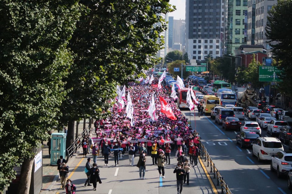 민주노총 서비스연맹 노동자들이 행진을 하며 총파업 서울대회 장소인 서대문 사거리로 들어오고 있다. ⓒ 신민시 기자