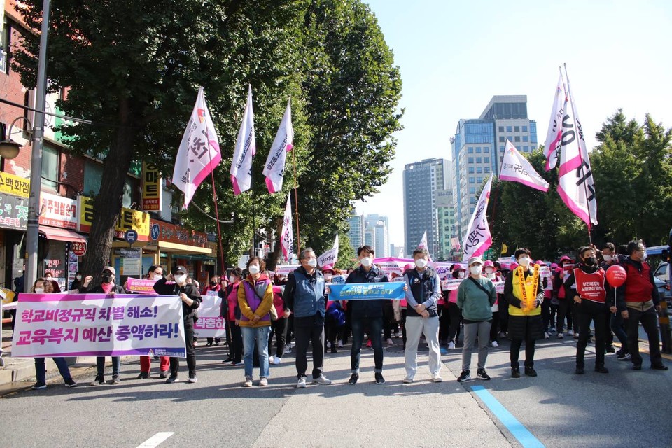 민주노총 서비스연맹 노동자들이 행진을 하며 총파업 서울대회 장소인 서대문 사거리로 들어오고 있다. ⓒ 신민시 기자
