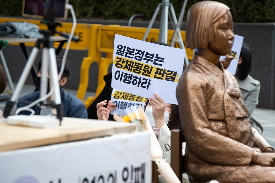 민주노총을 비롯한 제 시민사회단체가 오후 2시 서울 종로구 평화의소녀상 앞에서 집회를 열고 아직까지 사죄와 배상을 하지 않은 일본정부와 전범기업을 규탄했다. ⓒ 송승현 기자