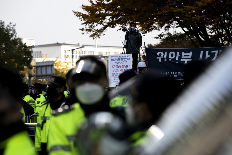 경찰 병력 사이로 보수성향 단체 회원들이 시위를 벌였다. ⓒ 송승현 기자
