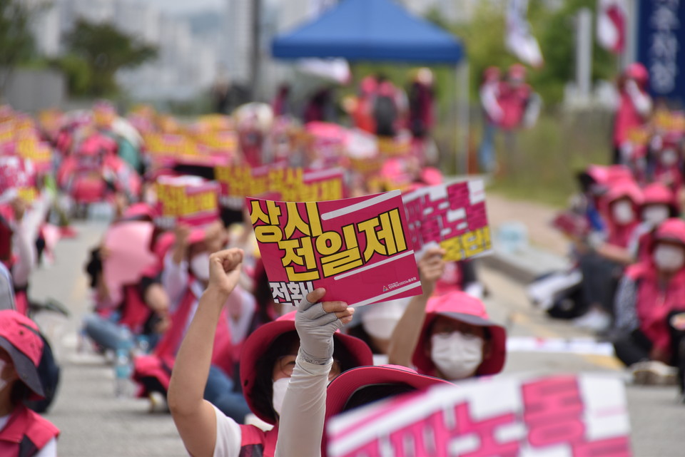 2020년 11월 6일 학교비정규직노동자들이 연 돌봄파업대회에 참가한 한 조합원. ⓒ 서비스연맹 학비노조 제공