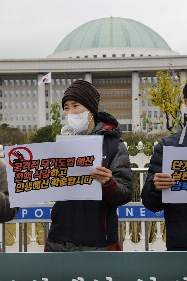 군사증강 중단, 국방예산 삭감 촉구 각계 기자회견이 8일 오후 1시 국회 정문 앞에서 열렸다. 6.15공동실천선언 남측위원회가 주최했다. 김은형 민주노총 통일위원장이 발언하고 있다. ⓒ 조연주 기자