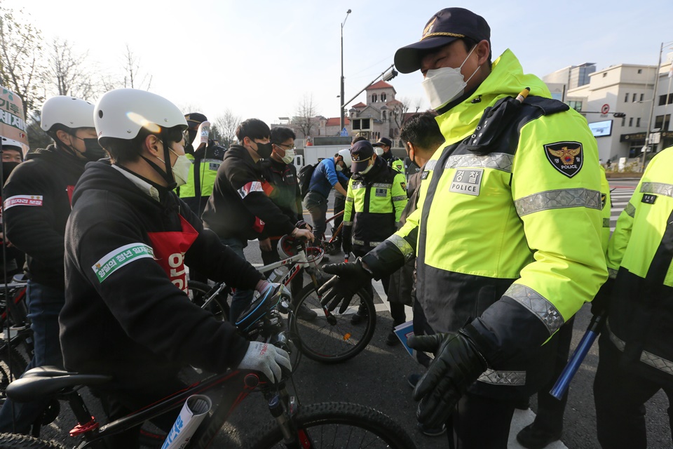 청년노동자대회 참가자들이 자전거 행진을 막는 경찰에게 항의하고 있다.