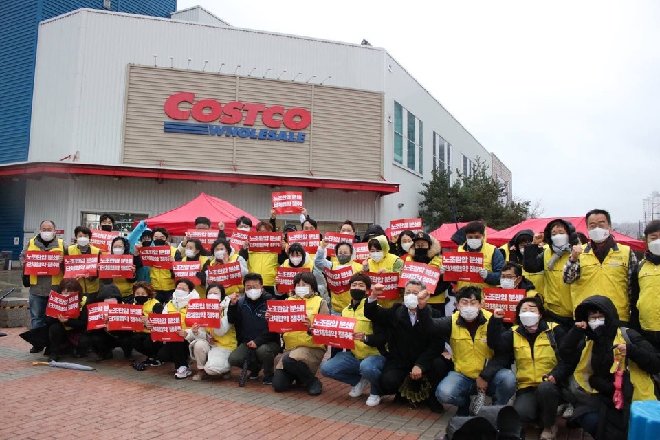 코스트코 노동자들이 역사상 처음으로 광명점 앞에서 집회를 진행했다. ⓒ 서비스연맹