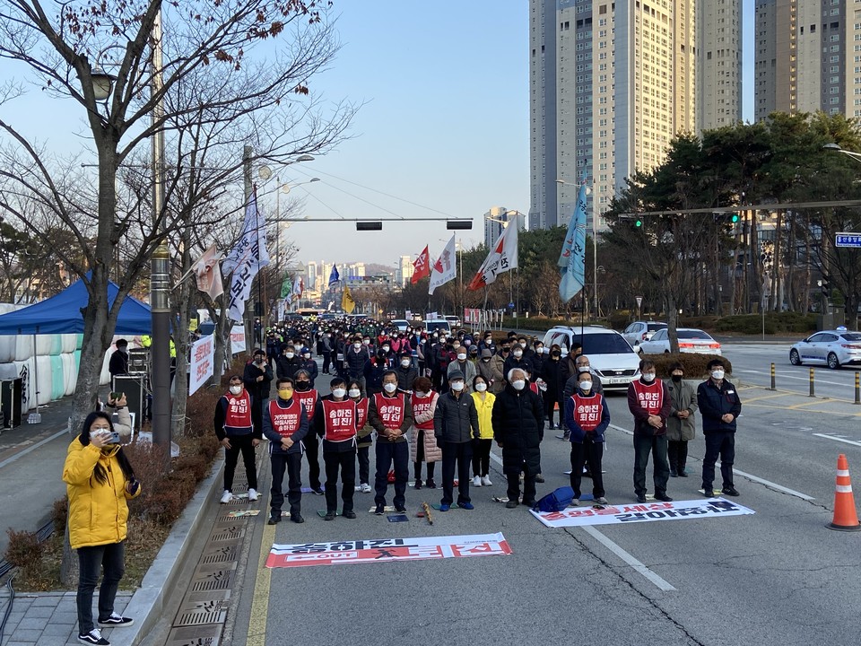 불통·무능 송하진 퇴진! 불평등 타파! 12·08 전북민중대회 참가한 노동자·농민·시민사회 및 전라북도 민중대오 ⓒ민주노총전북본부​