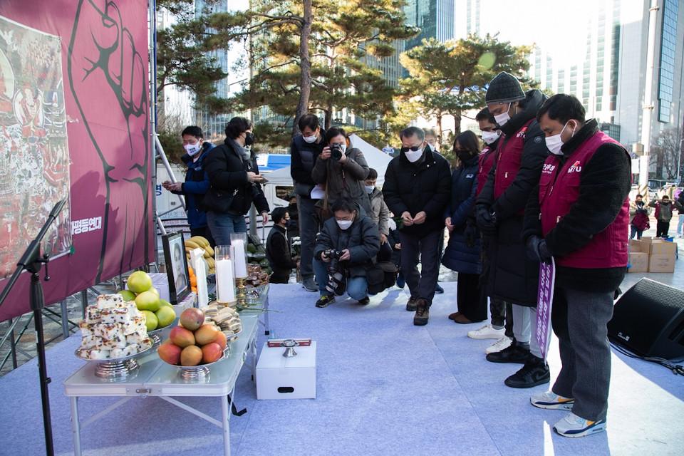 2021년 세계 이주노동자의 날 대회 참가자들이 속헹 씨를 추모하는 헌화를 하고 있다. ⓒ 송승현 기자