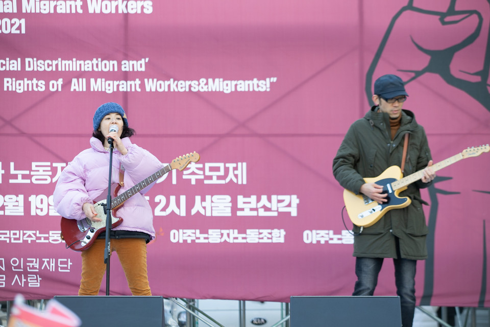 파드마밴드가 2021년 세계 이주노동자의 날 대회에서 공연을 하고 있다. ⓒ 송승현 기자