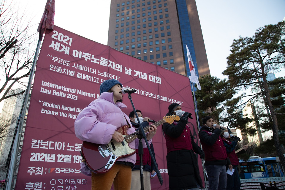 파드마밴드와 함께 신곡 ’Free Job Change’를 부르는 이주노동자들. ⓒ 송승현 기자
