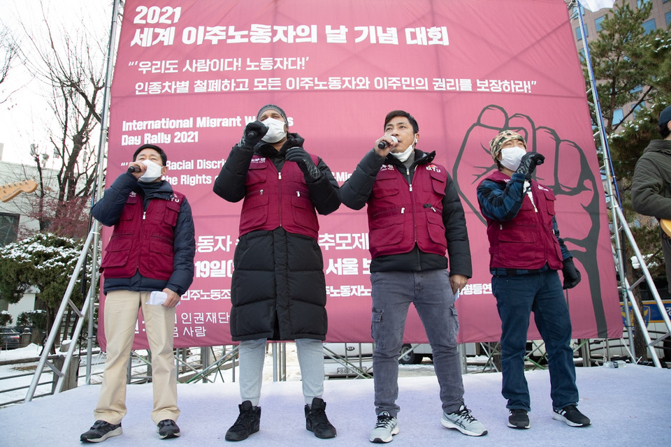 파드마밴드와 함께 신곡 ’Free Job Change’를 부르는 이주노동자들. ⓒ 송승현 기자