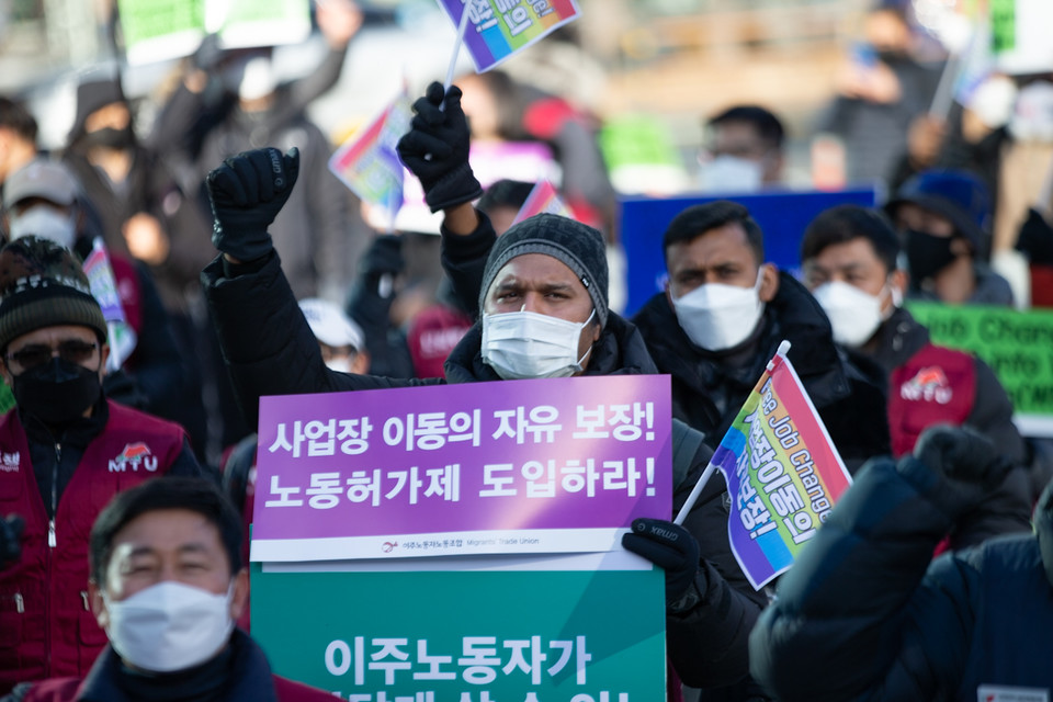 2021년 세계 이주노동자(이주민)의 날을 맞은 19일 오후 2시 민주노총과 이주노조, 이주노동 관련 단체가 서울 종로 보신각 앞에 모여 ‘세계 이주노동자의 날 기념대회’를 치렀다. ⓒ 송승현 기자