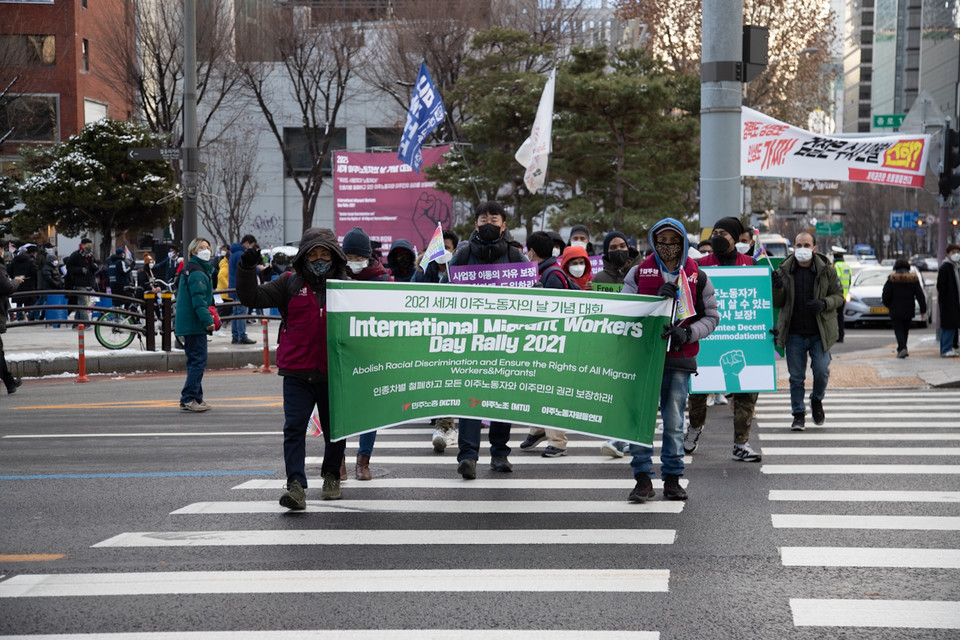 2021년 세계 이주노동자의 날 대회를 마친 뒤 청와대까지 행진하는 이주노동자와 민주노총 조합원들. ⓒ 송승현 기자