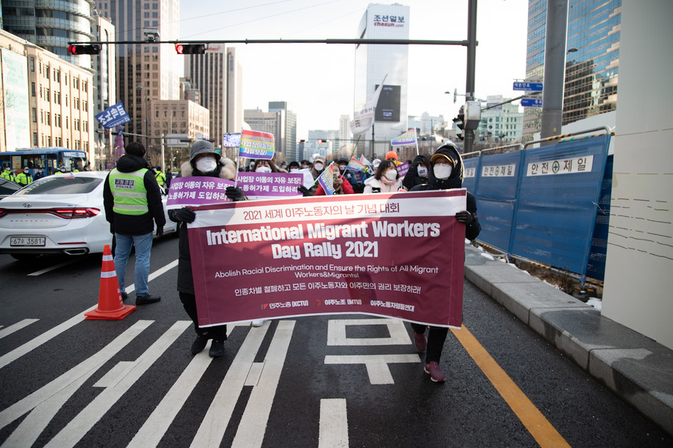 2021년 세계 이주노동자의 날 대회를 마친 뒤 청와대까지 행진하는 이주노동자와 민주노총 조합원들. ⓒ 송승현 기자