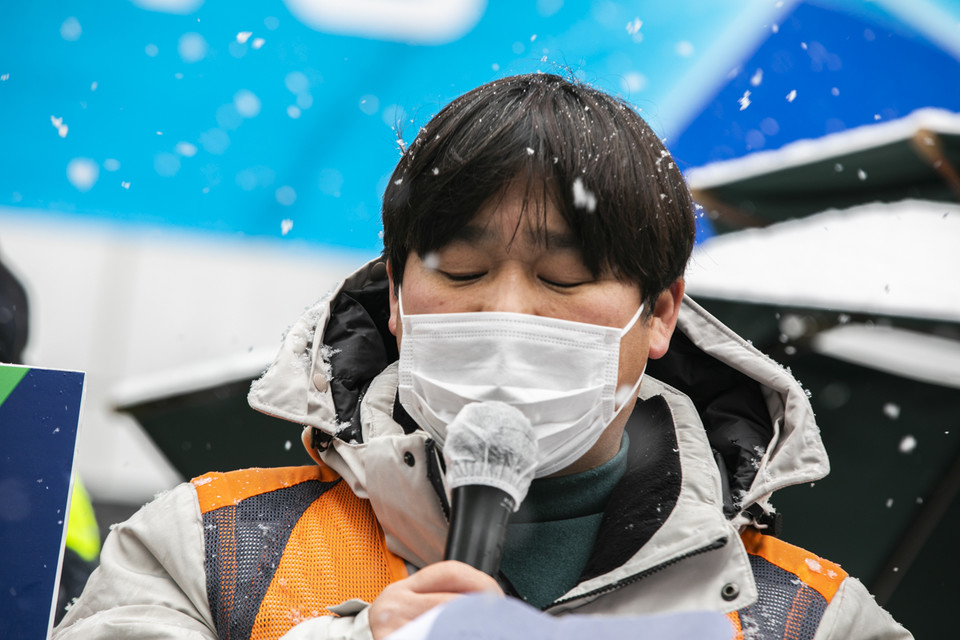 민주노총 소속 돌봄노동자들은 19일 오전 서울 여의도 더불어민주당사와 국민의힘당사 앞에서 이재명 더불어민주당 대선후보와 윤석열 국민의힘 대선후보에게 돌봄노동 개선 요구가 포함된 공약을 촉구하는 기자회견을 열었다. 민주일반연맹 공공연대노조 소속 이주남 조합원이 장애인활동지원서비스 영역 돌봄노동자가 맞닥트린 돌봄노동 현실을 토로하고 있다. ⓒ 송승현 기자