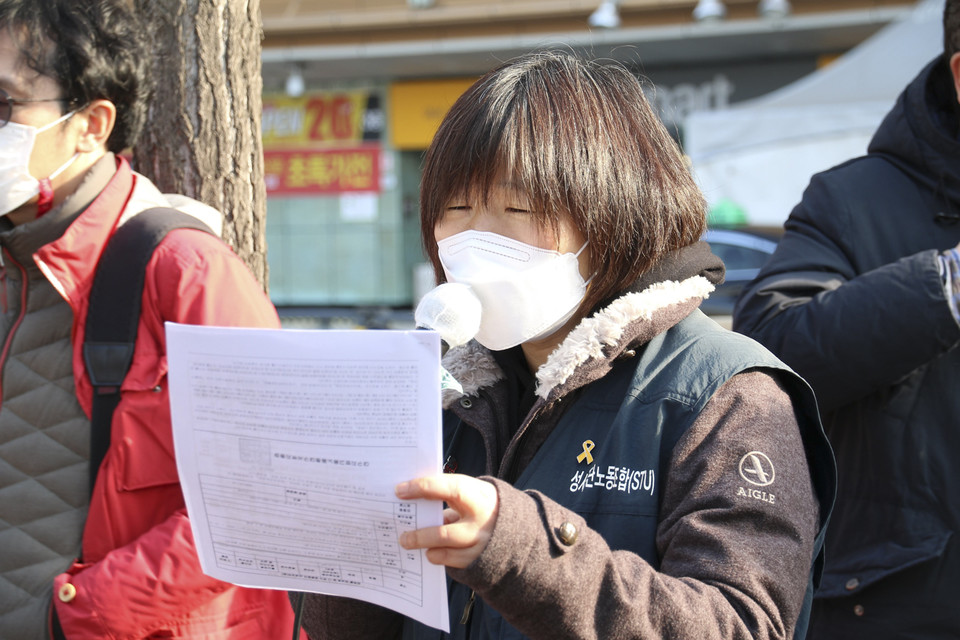 이주노동자 인권·노동권 실현을 위한 대구경부지역연대회의는 19일 대구 달서구 성서경찰서 앞에서 기자회견을 열고 이주노동자 라트나(가명) 씨를 폭행한 사업주에 대한 수사와 처벌을 요구했다. 김희정 성서공단노동조합 위원장이 발언하고 있다. ⓒ 민주노총 대구지역본부