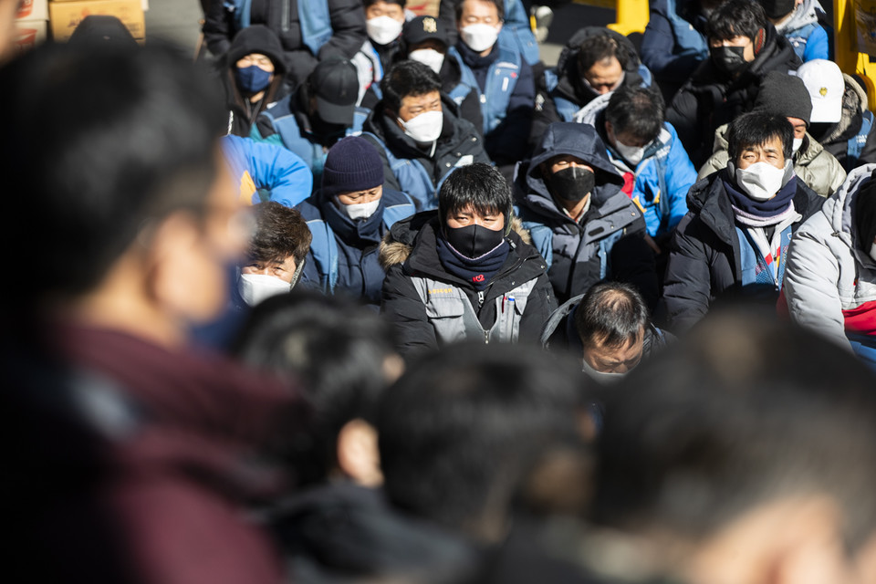 민주노총과 전국민중행동, 한국진보연대를 비롯한 86개 종교·시민사회단체와 진보정당은 18일 오전 11시 서울 중구 CJ대한통운 본사 앞에 모여 택배 과로사방지 사회적합의 이행과 CJ택배 파업 문제의 올바른 해결을 위한 종교·시민사회 공동대책위원회를 발족했다. ⓒ 송승현 기자