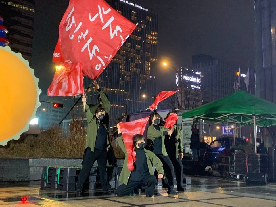 극단 경험과 상상 공연 마지막에 '우리는 승리한다!'는 대형 깃발이 휘날렸다. @서비스연맹