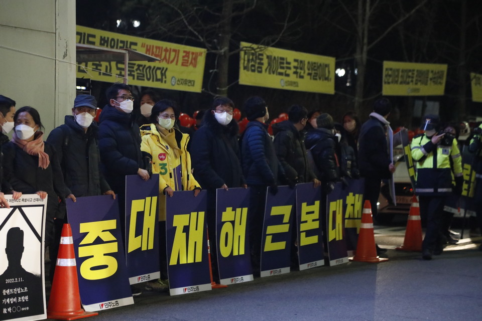 민주노총이 주최하는 여천NCC 폭발사고 진상규명 및 책임자처벌 및 중대재해 대책 수립 촉구 집중행동이 20대 대선 마지막 TV토론회가 열리는 2일 오후 6시부터 KBS본관 앞에서 진행됐다. ⓒ 조연주 기자 