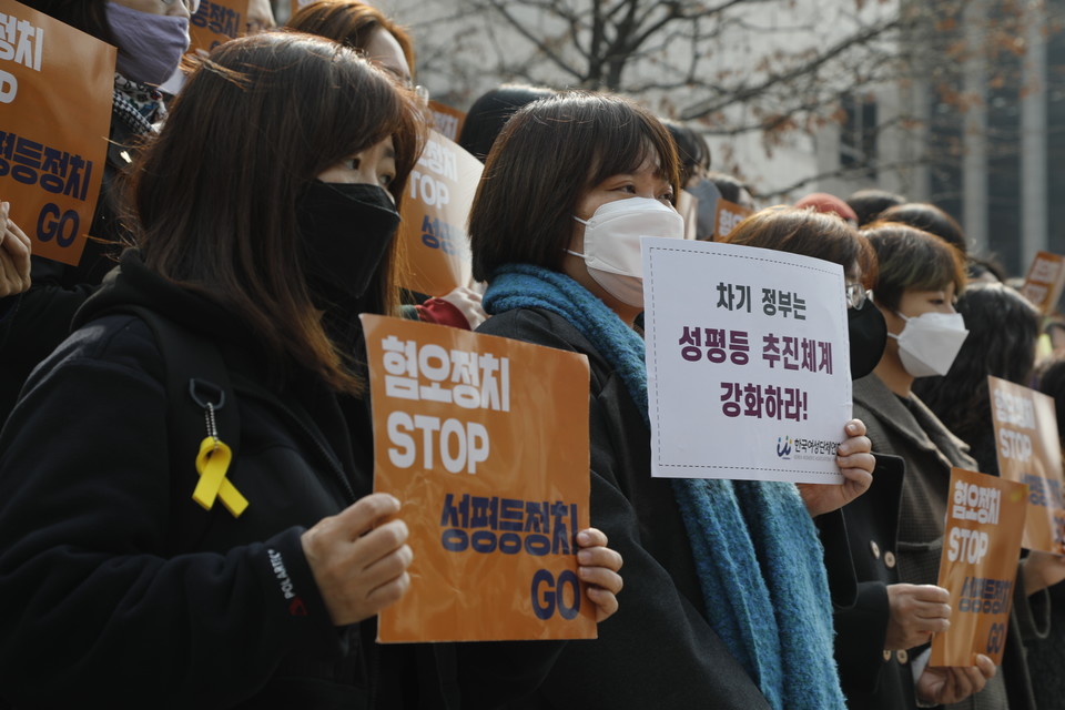 2022 페미니스트 주권자행동이 주최한 기자회견이 11일 오전 11시 서울 광화문 파이낸스 센터 앞 계단에서 열렸다. ⓒ 조연주 기자