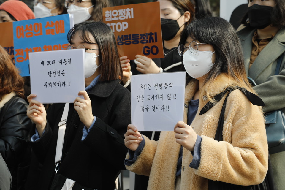 2022 페미니스트 주권자행동이 주최한 기자회견이 11일 오전 11시 서울 광화문 파이낸스 센터 앞 계단에서 열렸다. ⓒ 조연주 기자 