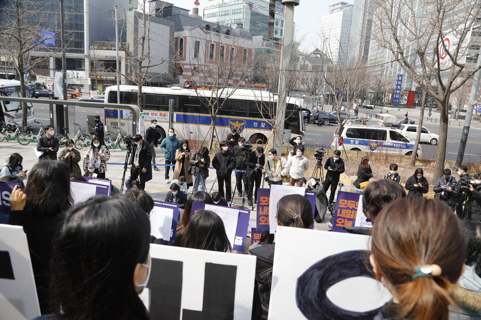 2022 페미니스트 주권자행동이 주최한 기자회견이 11일 오전 11시 서울 광화문 파이낸스 센터 앞 계단에서 열렸다. ⓒ 조연주 기자 