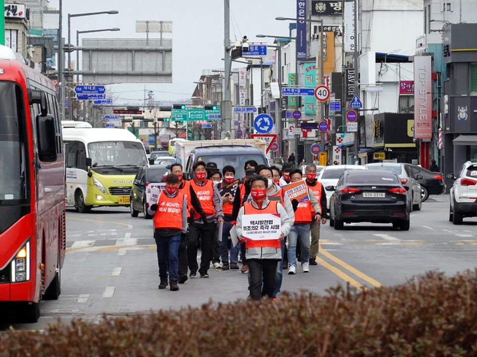 완전월급제 쟁취! 400리길 희망뚜벅이 행진단 (사진 택시 4-2 희망버스 기획단)