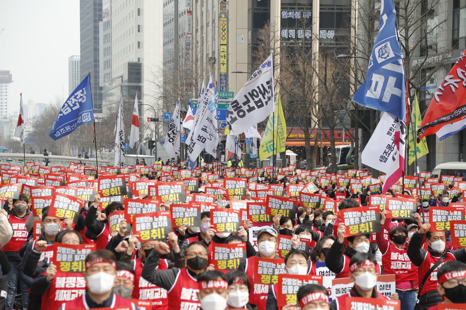 민주노총 투쟁선포 단위노조 대표자 결의대회가 24일 서울 청계광장에서 열렸다. ⓒ 조연주 기자