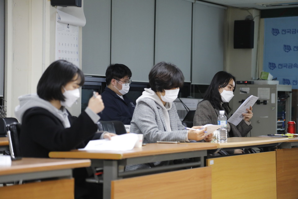 수습노무사들의 노동인권 공부모임 '노동자의 벗'이 28일 오후 금속노조 회의장에서 '일터 속 성소수자 차별 부수기-퀴어노동자와 함께'라는 토론회를 진행했다. ⓒ 조연주 기자