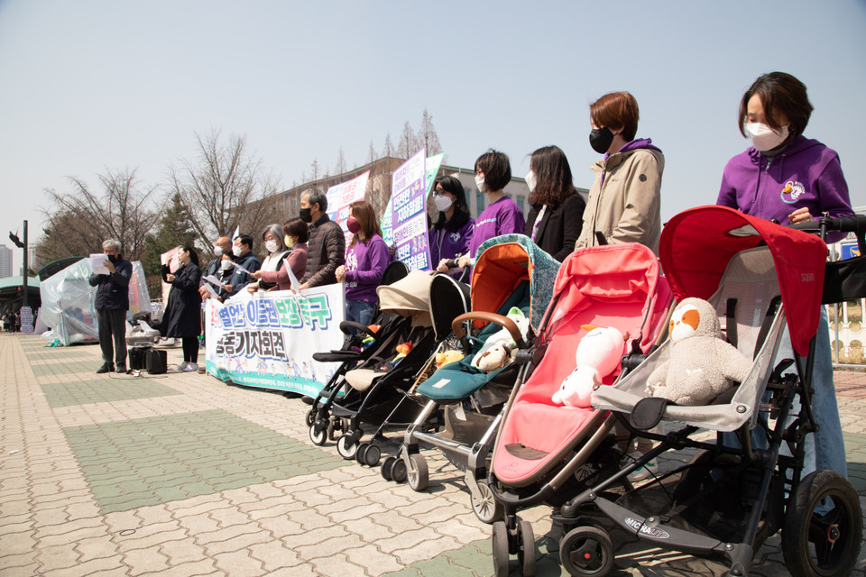 전장연 이동권 투쟁을 지지하는 노동자, 장애인, 양육자, 노인 단체 등이 4일 오전 서울 영등포구 국회의사당 정문 앞에서 공동기자회견을 하고 있다.