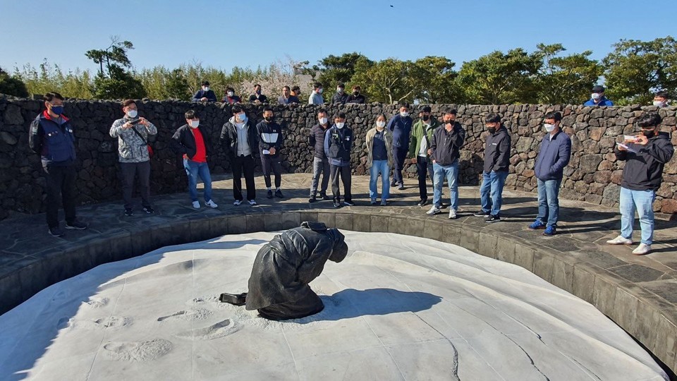 제주4.3 평화기행 중인 화섬식품노조 울산지부 참가자들.
