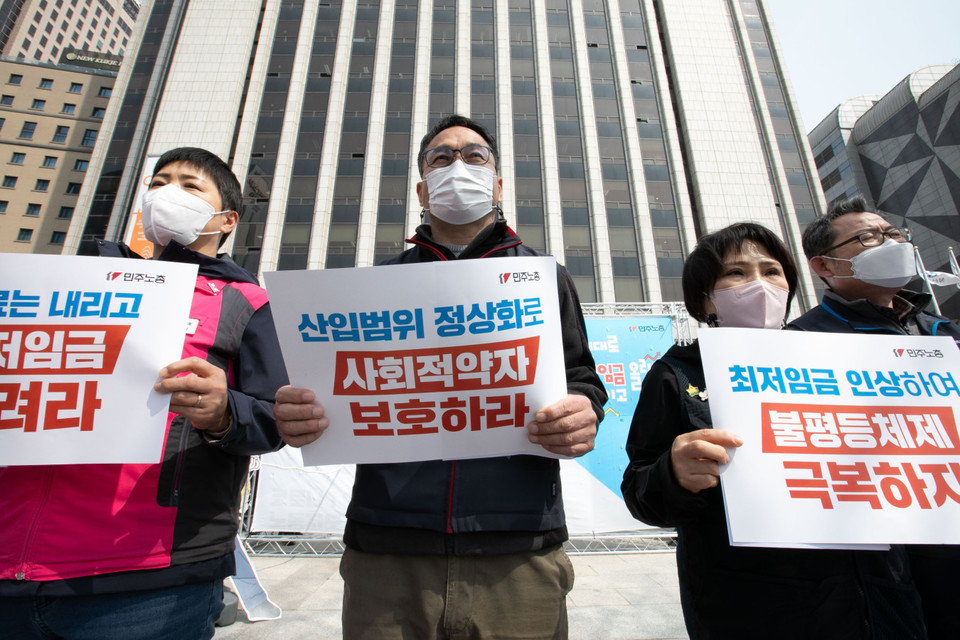 4월 5일 서울 중구 프레스센터 앞에서 민주노총 윤택근 수석부위원장 및 참가자들이 피켓을 들고 있다. ⓒ 추영욱 기자 