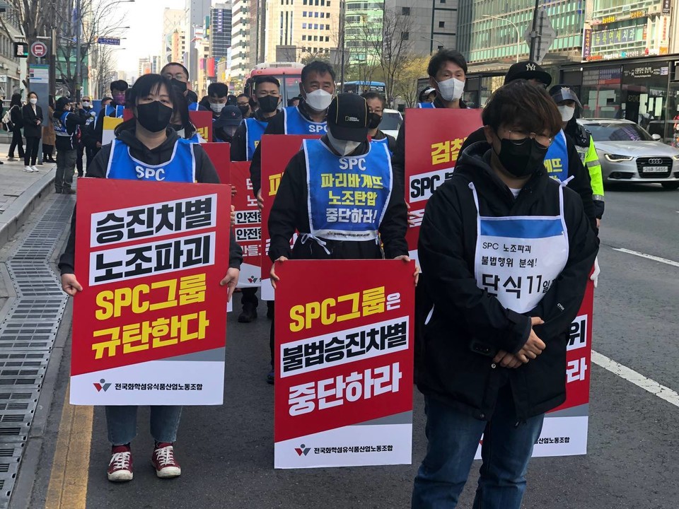 삼보일배 대표단 뒤로 따라간 행진단. 맨 앞의 사람이 단식 11일차 임종린 파리바게뜨지회장.