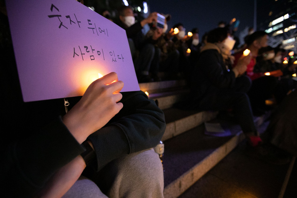 4월 8일 서울 광화문 파이낸스센터 옆에서 코로나19 대확산으로 인한 죽음 애도와 기억의 장 추모문화제에 참가한 시민이 피켓을 들고있다. ⓒ 추영욱 기자