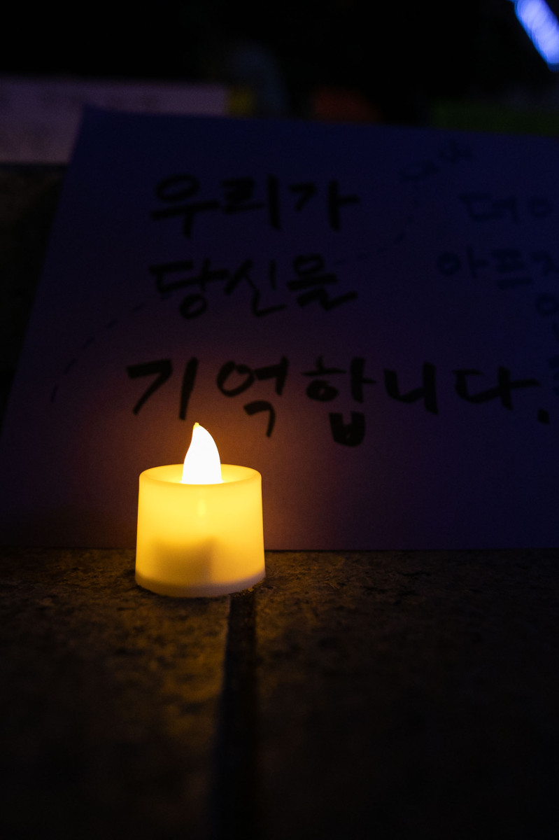 4월 8일 서울 광화문 파이낸스센터 옆에서 코로나19 대확산으로 인한 죽음 애도와 기억의 장 추모문화제에서 참가자들이 피켓과 촛불을 놓고가는 퍼포먼스를 보였다. ⓒ 추영욱 기자