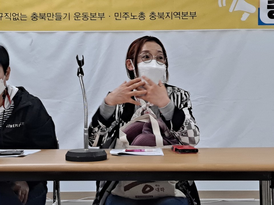 충북돌봄노동자 증언대회에서 재가요양보호사로 일하고 있는 최경복씨가 발표하고 있다.