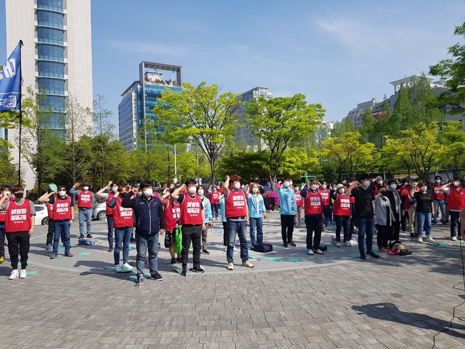 대전시청 북문 앞 평화의 소녀상 앞에서 진행하고 있는 "2022 대전차별철폐 대행진"