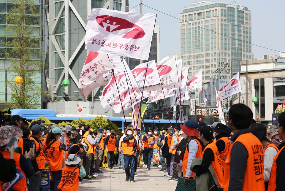 공무원노조 투쟁 선포대회에서 상징의식으로 깃발이 입장하고 있다.