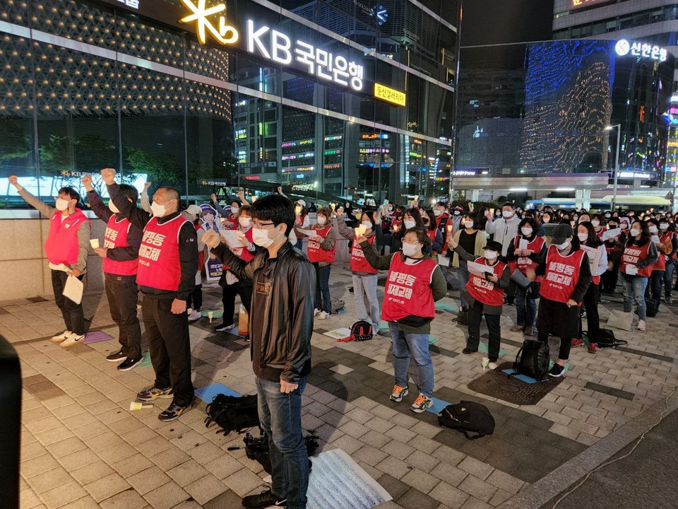 어제 오후 일곱시, KB국민은행 둔산갤러리아 지점 앞에서 대전지역 콜센터노동자들이 "대전시는 콜센터 노동자의 외침을 들어라" 대전지역 콜센터 노동자 결의대회를 진행했다.