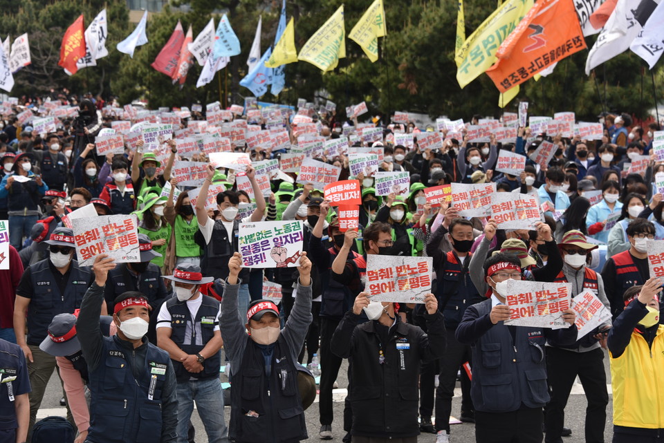 1만 3천의 노동자들이 세계노동절 부산대회에 참여하였다