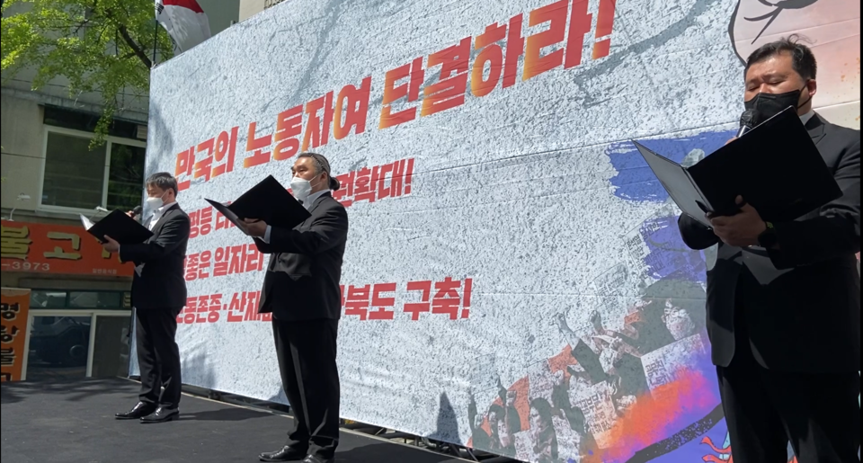 공공운소노조 전북문화예술지부 군산시립예술단 지회 조합원들은 이 날 집회에서 인터내셔널가와 아침이슬을 불러 큰 호응을 받았다