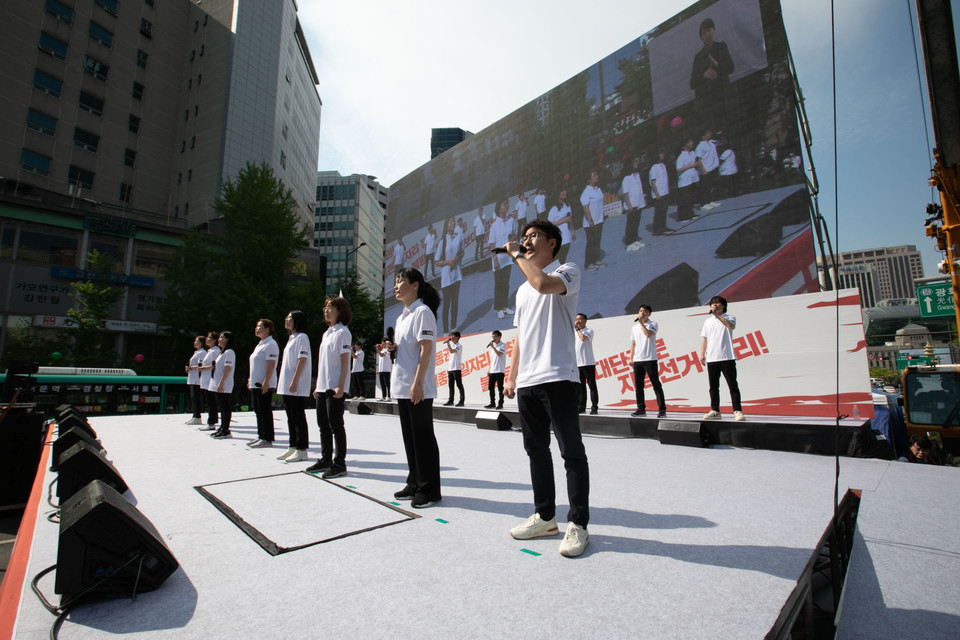      1일 오후 서울 중구 세종대로에서 열린 ‘차별없는 노동권! 질좋은 일자리 쟁취! 불평등 체제교체’ 2022 세계노동절대회에서 노래문선대가 공연을 하고 있다. ⓒ 추영욱 기자