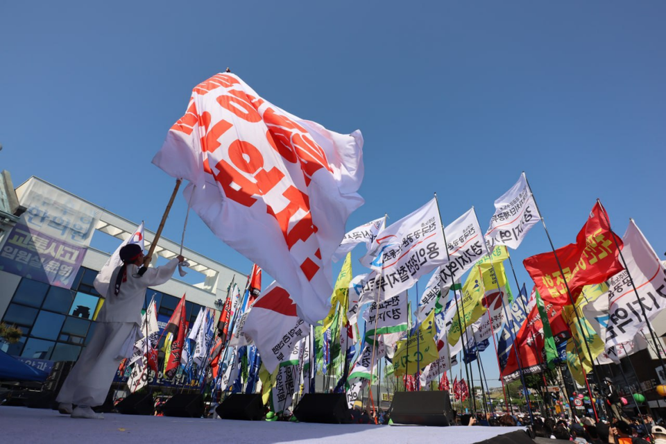 세계노동절 5월 1일 ‘차별없는 노동권’과 ‘안전한 일터’ 등을 보장하라고 경기지역 노동자들은 한 목소리로 새 정부에게 요구했다.